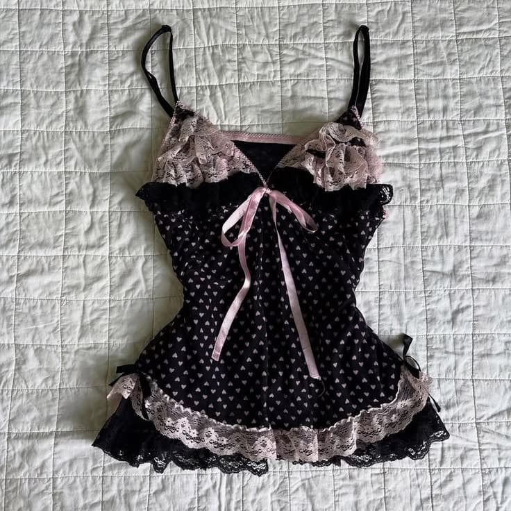 Camisa negra con rosado y encaje negro
